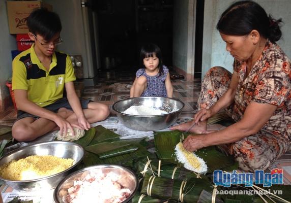 Nhiều gia đình ở nông thôn vẫn giữ truyền thống tự gói và nấu bánh tét để dùng trong 3 ngày Tết