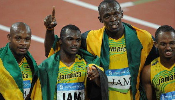 Carter (thứ 2 từ trái sang) đứng cạnh Bolt khi ăn mừng tấm HCV ở Olympic 2008. Ảnh: GETTY IMAGES