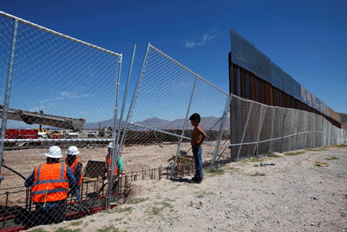   Trước khi ông Trump ra lệnh xây bức tường dọc biên giới với Mexico, chính phủ tiền nhiệm Mỹ cũng đã có dự án dỡ bỏ hàng rào cũ để thay bằng hàng rào biên giới kiên cố hơn. Ảnh: Reuters.