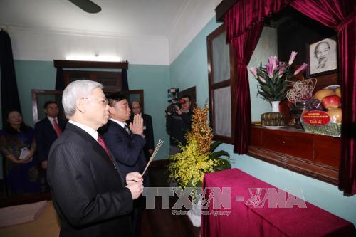 Tổng Bí thư Nguyễn Phú Trọng đã dâng hương, tỏ lòng thành kính và biết ơn vô hạn đối với Chủ tịch Hồ Chí Minh. Ảnh: Trí Dũng/TTXVN