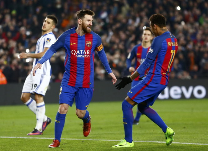 Messi (trái) ăn mừng bàn thắng với đồng đội. Ảnh: REUTERS