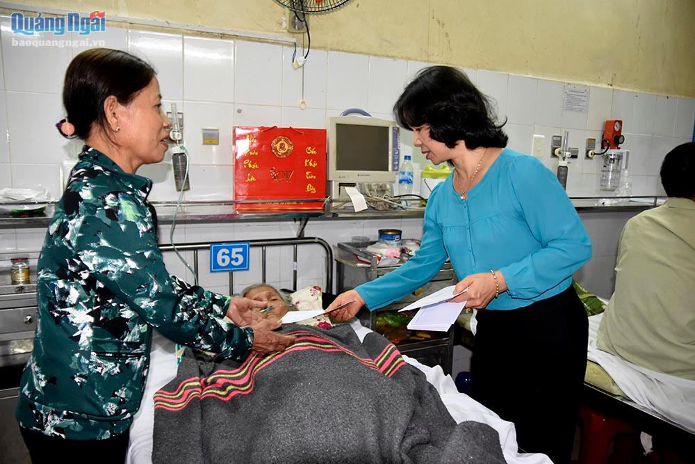 Phó trưởng đoàn chuyên trách Đoàn ĐBQH tỉnh Phạm Thị Thu Trang tặng quà Tết cho bệnh nhân đang điều trị 