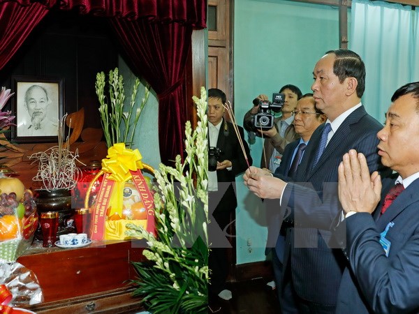 Chủ tịch nước Trần Đại Quang dâng hương tưởng niệm Chủ tịch Hồ Chí Minh tại Nhà 67, Khu Di tích Chủ tịch Hồ Chí Minh tại Phủ Chủ tịch. (Ảnh: Nhan Sáng/TTXVN)