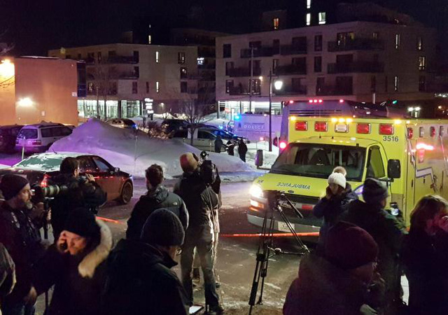 Xe cứu thương bên ngoài Trung tâm Hồi giáo thành phố Quebec, Canada vào tối 29/1 (Ảnh: Reuters)