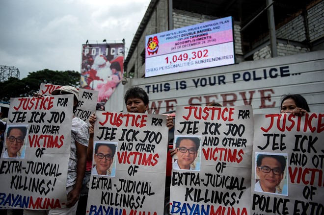 Nhiều người phản đối cuộc chiến chống ma túy của ông Duterte cũng như lực lượng cảnh sát Philippines sau cái chết không rõ ràng của doanh nhân Hàn Quốc Jee Ick Joo. Ảnh: Getty.
