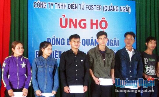 Công ty Điện tử Foster tặng quà cho người nghèo huyện Minh Long.