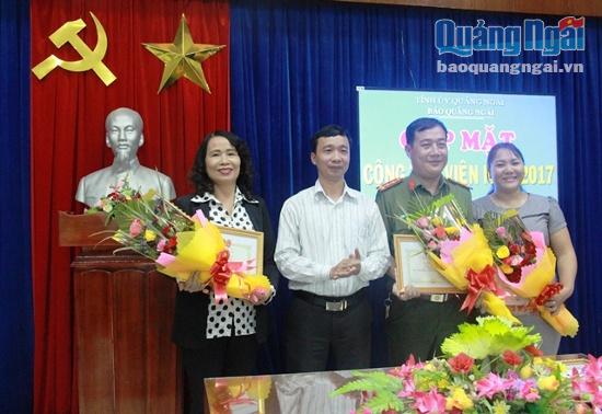 Khen thưởng cho 4 cá nhân đã có nhiều đóng góp tích cực cho Báo Quảng Ngãi trong năm 2016.