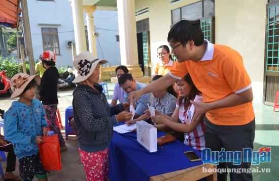 Ngân hàng Bưu điện Liên Việt trao quà Tết cho hộ nghèo huyện Bình Sơn.