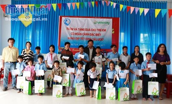 Trao quà cho trẻ em ở Trung tâm nuôi dạy trẻ khuyết tật Võ Hồng Sơn.