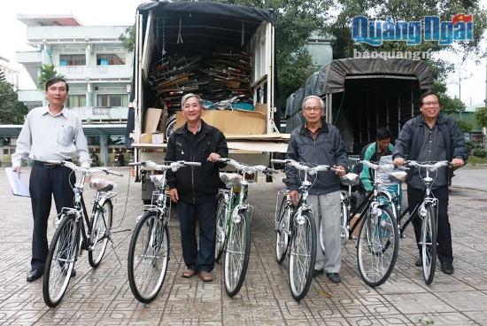 Đại diện Hội khuyến học tiếp nhận xe đạp và trao đến các huyện.