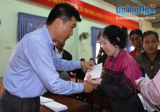 Ông Trần Trọng Bình- Đại diện Hội doanh nhân trẻ tỉnh trực tiếp trao quà Tết đến người nghèo xã Tịnh Hiệp.
