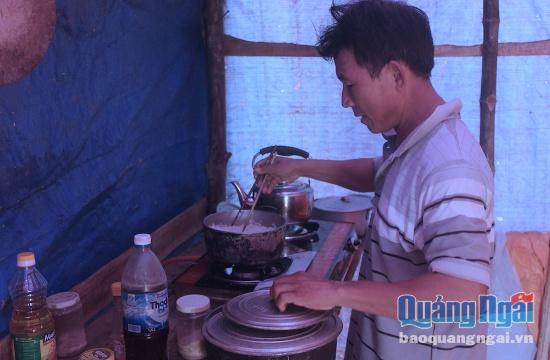 Bếp ga, mắm muối, dầu ăn...và các nhu yếu phẩm khác được anh Thanh mang đến căng lều để chuẩn bị cho những ngày 