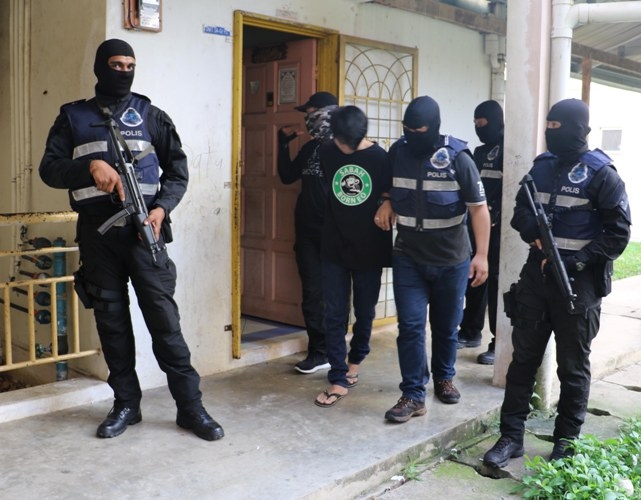 Cảnh sát Malaysia bắt giữ nghi phạm khủng bố. Ảnh minh họa.