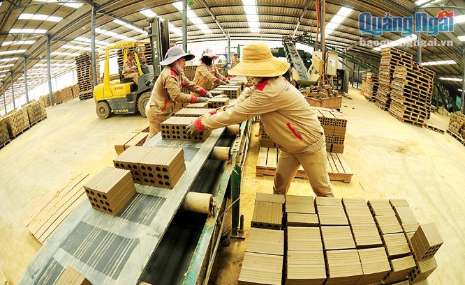 Nhà máy gạch tuy nen Phú Điền, xã Hành Minh  (Nghĩa Hành), giải quyết việc làm cho hàng trăm lao động địa phương.                                       ảnh:N.H