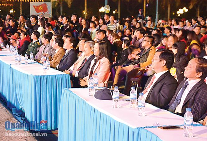Các đồng chí lãnh đạo tỉnh dự chương trình nghệ thuật đón Xuân Đinh Dậu 2017.