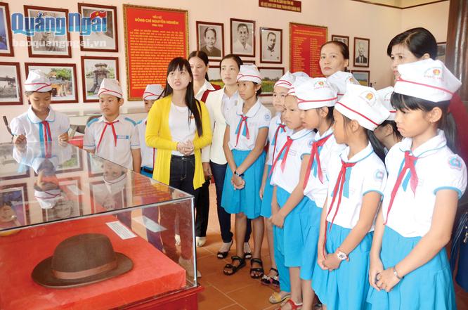 Học sinh Trường Tiểu học Phổ Hòa (Đức Phổ) tham quan nhà lưu niệm đồng chí Nguyễn Nghiêm.