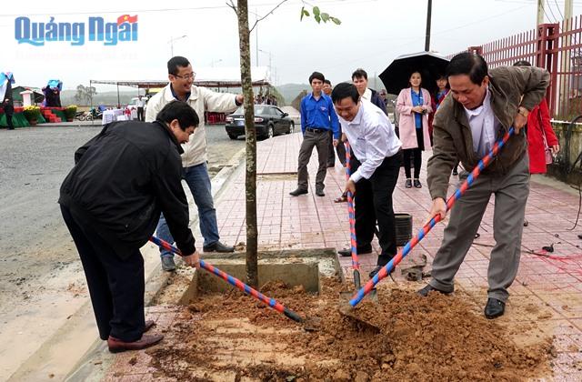 Lãnh đạo Ban Quản lý KKT Dung Quất tham gia trồng cây xanh