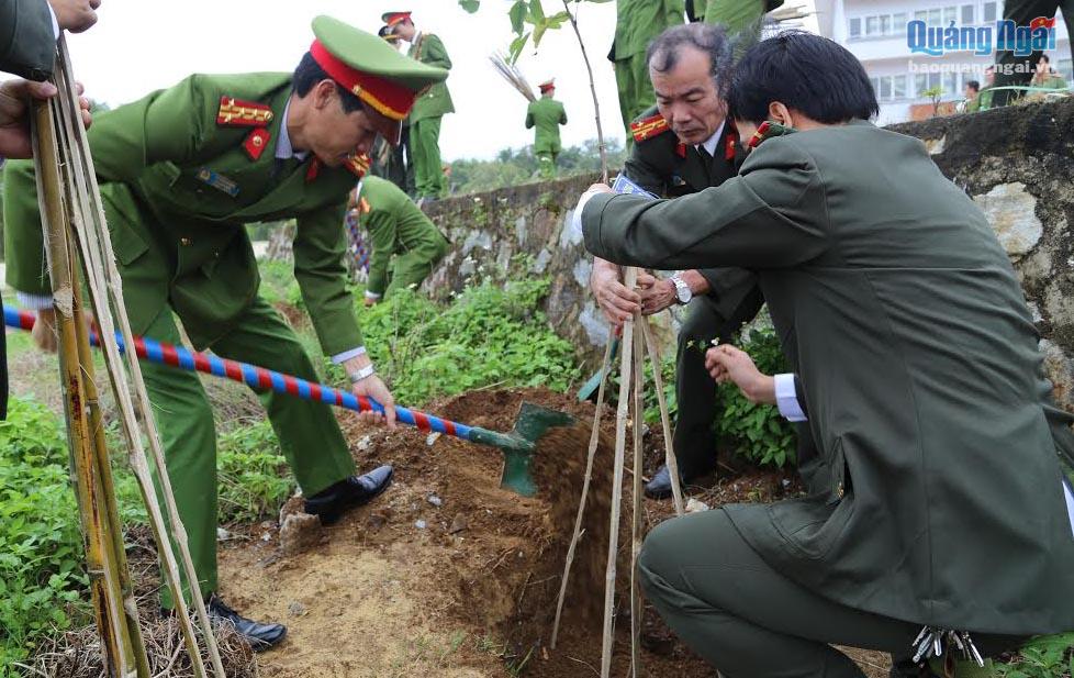 Lực lượng Công an tỉnh trồng cây xanh tại Dung Quất