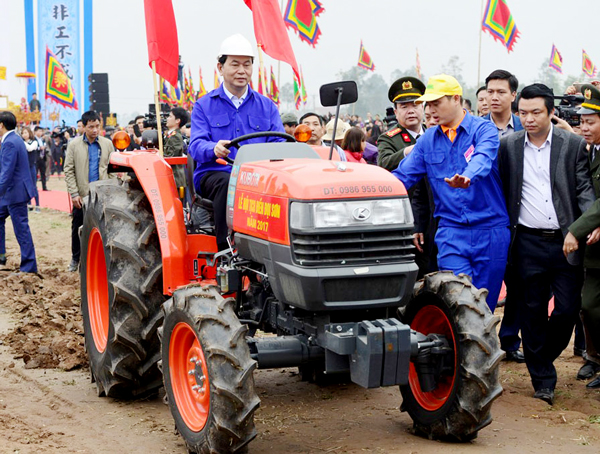 Chủ tịch nước Trần Đại Quang lái máy cày hưởng ứng phong trào "công nghiệp hóa - hiện đại hóa nông nghiệp, nông thôn"