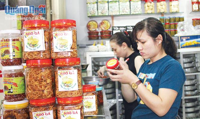 Khách hàng chọn mua đặc sản Quảng Ngãi làm quà.
