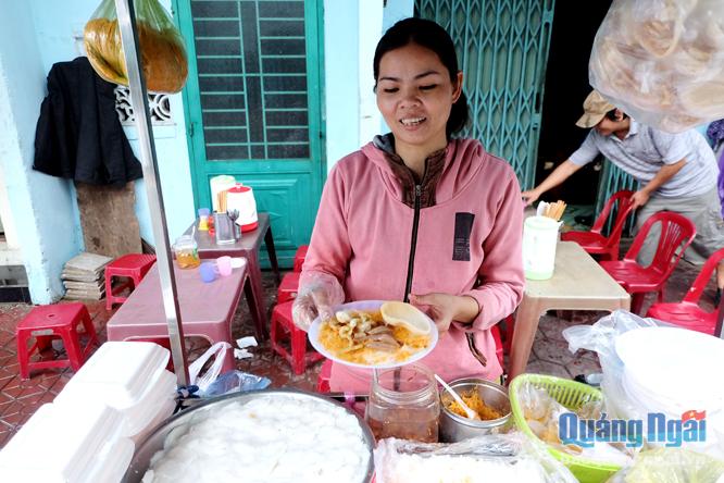 Nhờ gánh hàng bánh bèo tôm chấy trên đất Quảng, gia đình chị Hường đã có đời sống ổn định.