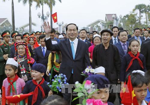 Chủ tịch nước Trần Đại Quang với bà con các dân tộc về dự ngày hội. Ảnh: TTXVN