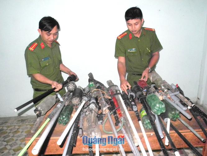 Qua vận động, nhiều súng độ chế được người dân giao nộp cho Công an huyện Ba Tơ.