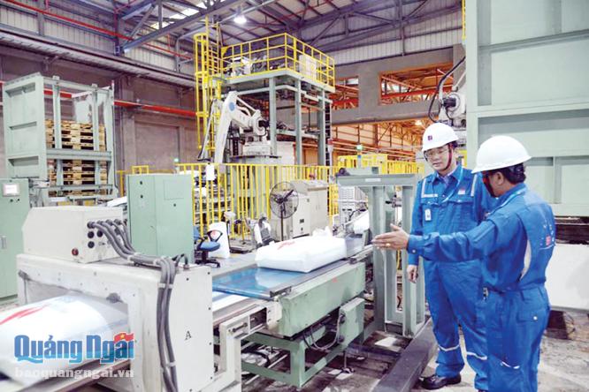 Lãnh đạo Công ty BSR kiểm tra dây chuyền sản xuất hạt nhựa PP.