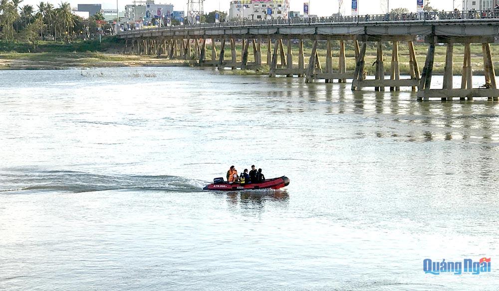 Lực lượng cứu hộ tìm kiếm nạn nhân trên sông Trà Khúc