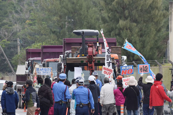 Người biểu tình chặn các phương tiện vào san lấp khu vực vịnh Henoko trước Trại Schwab của quân đội Mỹ ở TP Nago, tỉnh Okinawa, Nhật Bản, ngày 6-2-2017. Ảnh: Mainichi
