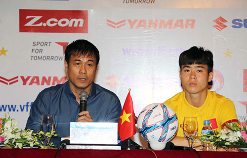 HLV Nguyễn Hữu Thắng (trái) hy vọng giành chiến thắng đầu năm 2017 trước U23 Malaysia cùng U23 Việt Nam.