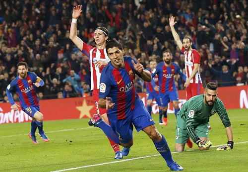 Luis Suarez ghi bàn mở tỷ số 1 - 0 cho Barcelona. Ảnh: Reuters