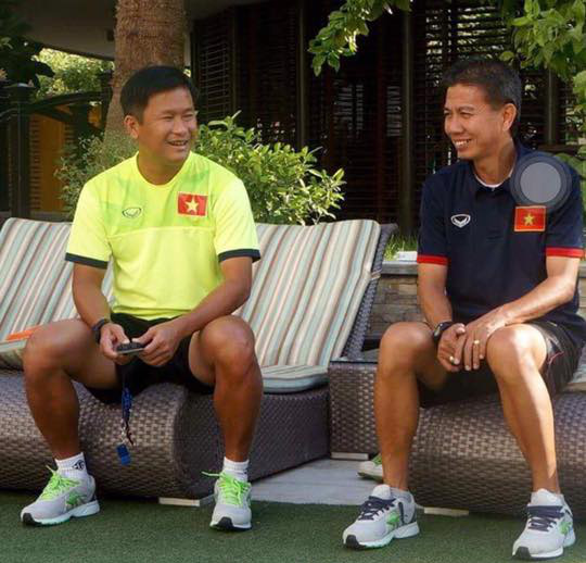HLV Đinh Hồng Vinh (trái) không gọi bất kỳ cầu thủ trẻ nào của HAGL khi lên tạm quyền ở U19 thay cho HLV Hoàng Anh Tuấn