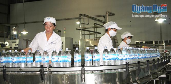Công nhân Nhà máy nước khoáng Thạch Bích phấn khởi ra quân sản xuất đầu năm Đinh Dậu 2017. ảnh: THANH NHỊ