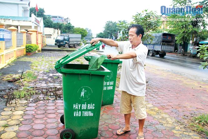 Người dân phường Trương Quang Trọng vui mừng khi được đặt thùng rác loại 240 lít trên các tuyến đường chính của phường và được thu gom hằng ngày.