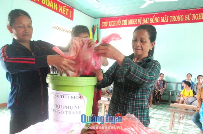 Phụ nữ thôn Gò Tranh thực hiện góp gạo giúp đỡ phụ nữ nghèo.