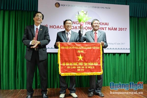 Hội VHNT tỉnh đón nhận Cờ thi đua xuất sắc năm 2016