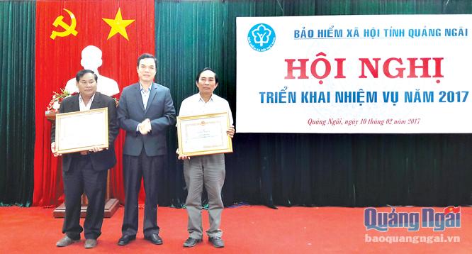 Phó Chủ tịch UBND tỉnh Đặng Ngọc Dũng trao Bằng khen của BHXH Việt Nam cho các cá nhân tại hội nghị. Ảnh: PV