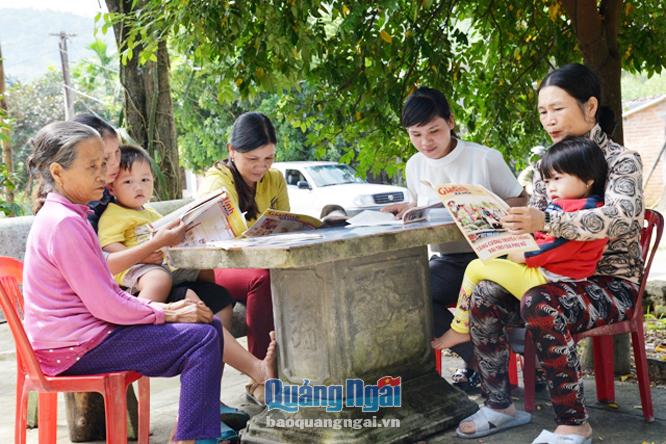 Người dân thôn1, xã Nghĩa Sơn được cán bộ dân số xã tuyên truyền chính sách DS-KHHGĐ.