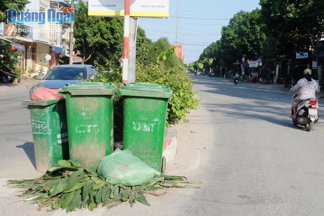  Thùng rác bị đặt giữa... lòng đường, trước dải phân cách trên đường Nguyễn Trãi.