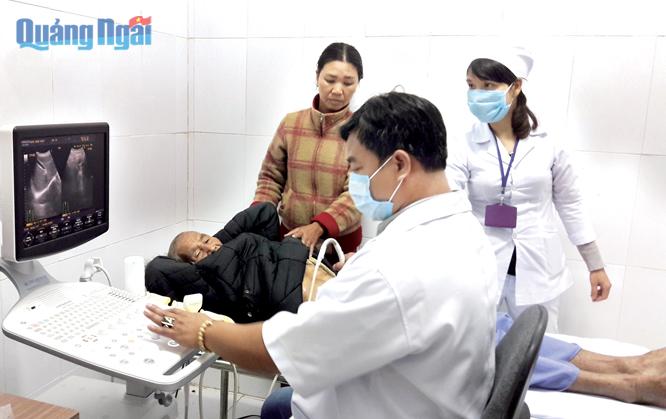 Người tham gia BHYT được khám chữa bệnh bằng máy móc hiện đại tại Bệnh viện Đa khoa Dung Quất.