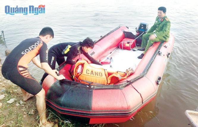  Cán bộ, chiến sĩ Phòng 3, Cảnh sát PCCC tỉnh tham gia cứu vớt nạn nhân Nguyễn Văn Tuấn