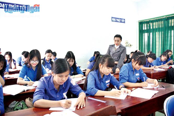 Học sinh Trường THPT Lê Trung Đình (TP.Quảng Ngãi) trong giờ học.