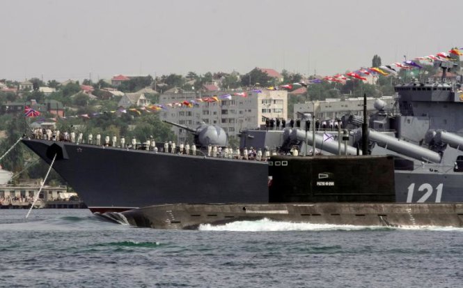Tàu ngầm Rostov-On-Don (trước) di chuyển qua chiến hạm có trang bị tên lửa hành trình Moska trong dịp kỷ niệm Ngày hải quân ở Sevastopol, Crimea ngày 31-7-2016 - Ảnh: Reuters