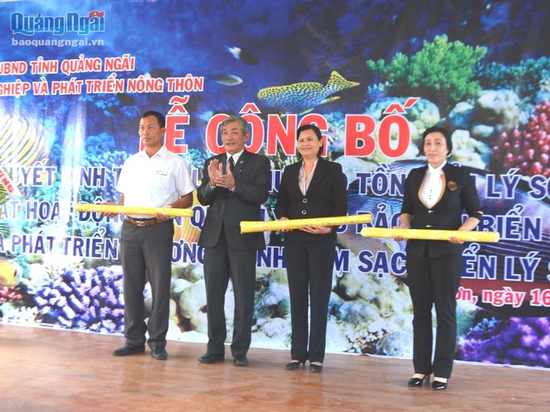 Ông Dương Văn Tô- Giám đốc Sở NN - PTNT trao bản đồ quy hoạch Khu bảo tồn biển Lý Sơn cho lãnh đạo huyện Lý Sơn và các xã.