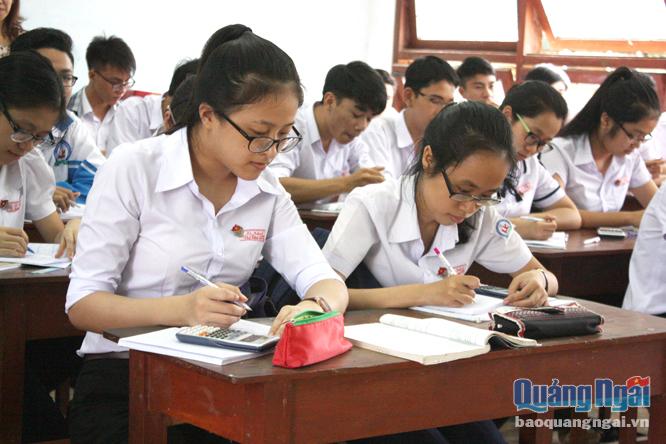 Học sinh Trường THPT chuyên Lê Khiết tăng cường kỹ năng làm bài để chuẩn bị kỳ thi.