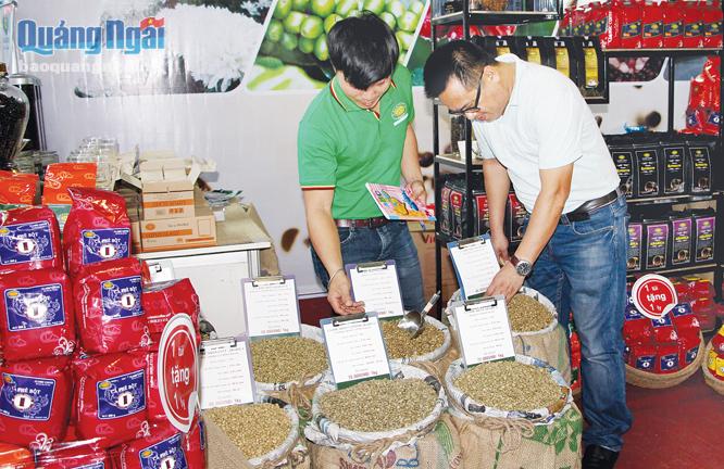Nông sản bày bán tại Hội chợ công nghiệp nông thôn tiêu biểu khu vực  miền Trung - Tây Nguyên 2016.