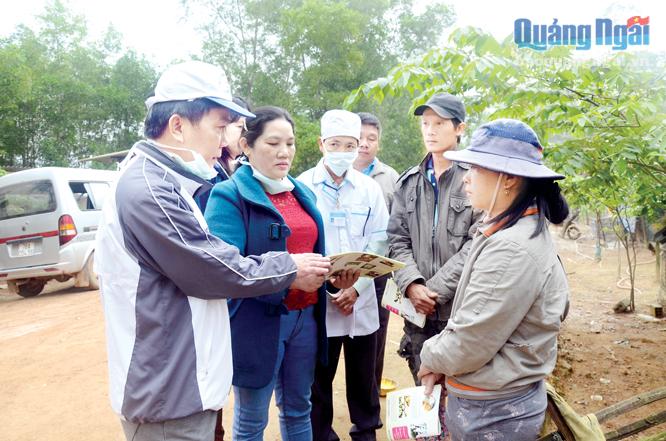 Giám đốc Sở Y tế Nguyễn Tấn Đức (đầu tiên, bên trái) cùng với cán bộ y tế hướng dẫn người dân ở vùng ổ dịch cúm A (H5N6) cách phòng, chống bệnh từ gia cầm lây lan sang người.                                                                         Ảnh: Ph.Lý