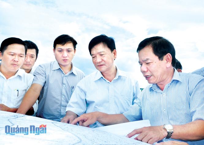Chủ tịch UBND tỉnh Trần Ngọc Căng (thứ 2 từ phải qua) thị sát kiểm tra khu vực dự kiến xây dựng cầu Cửa Đại tại điểm đấu nối qua địa bàn xã Nghĩa Phú.