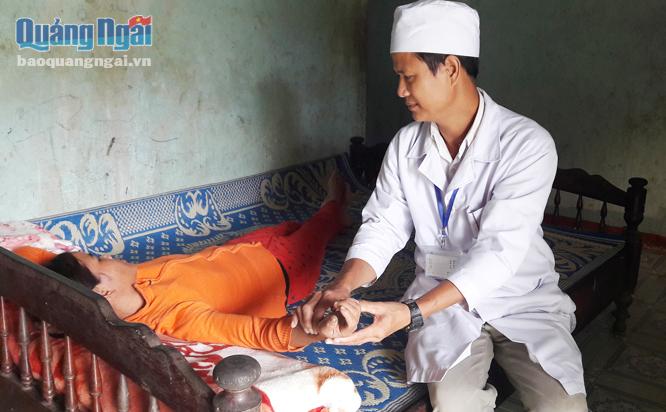 Bác sĩ Trạm y tế xã Ba Thành khám bệnh cho bệnh nhân HIV ở địa phương.